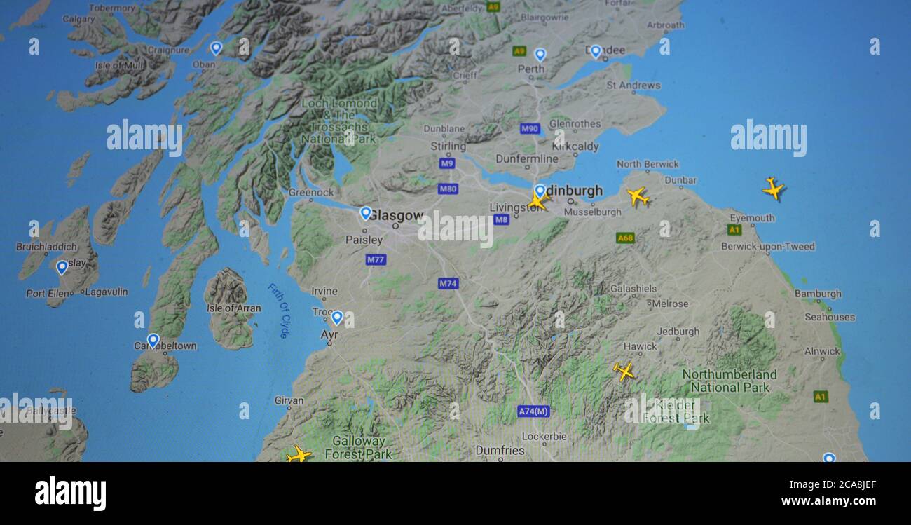 Flugflug über Schottland (05. august 2020, UTC 19.06), im Internet mit Flightradar 24-Standort, während der Coronavirus-Pandemie Stockfoto