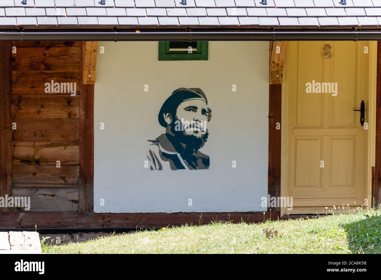 Mokra Gora, Serbien - 15. Juli 2020: Fidel Castro in Kustendorf-Drvengrad Öko-Dorf von Emir Kusturica, Serbien gebaut Stockfoto