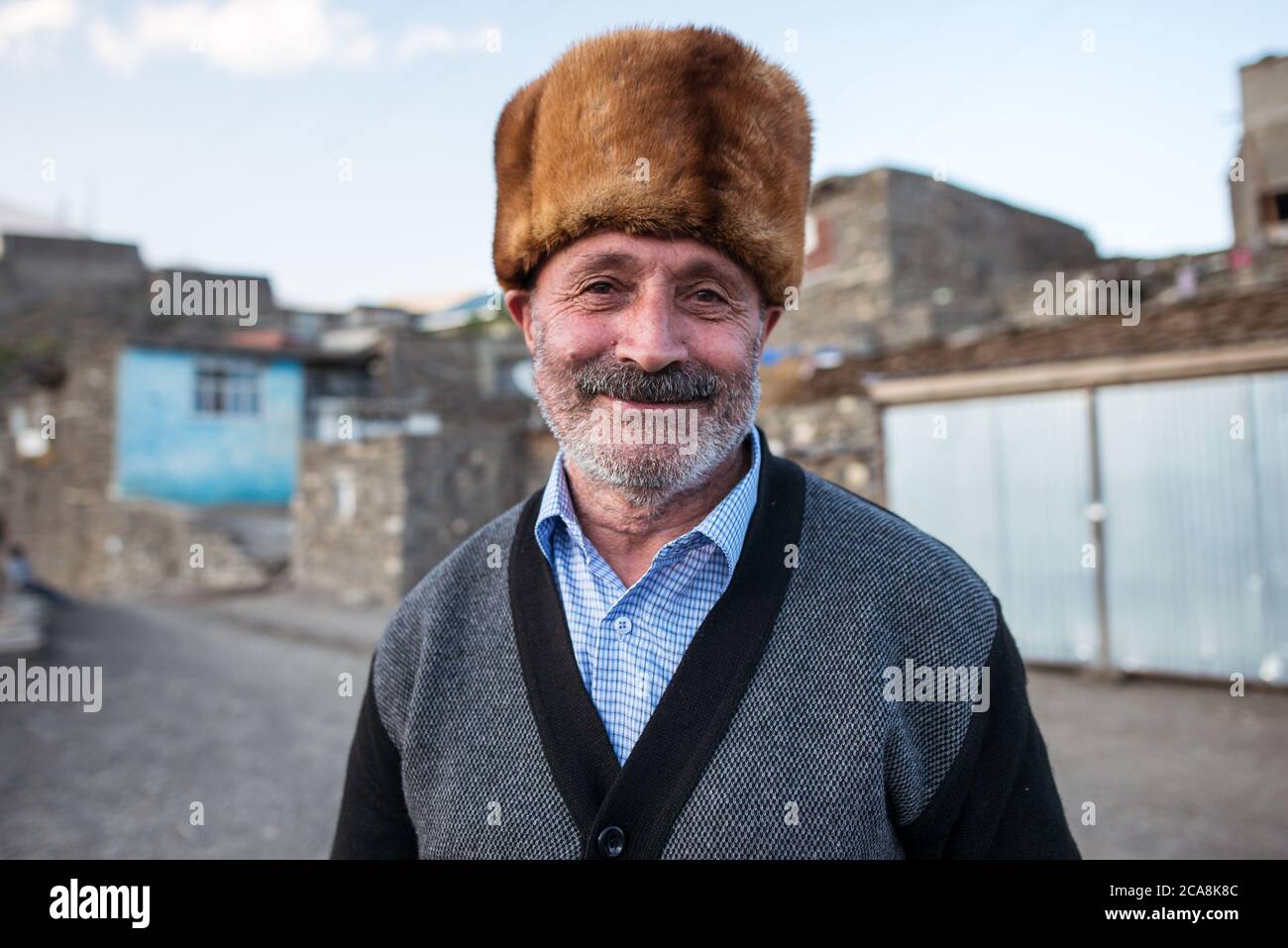 Xinaliq / Aserbaidschan - 8. Juli 2019: Portrait des Hirten mit russischem Pelzhut und weißem Bart Stockfoto