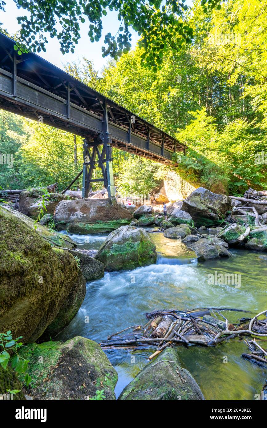 Hölzerne überdachte Brücke über die Irreler Wasserfälle, Stromschnellen im unteren Bereich der Prüm zwischen Prümzurlay und Irrel, in der Eifel von Bitbu Stockfoto