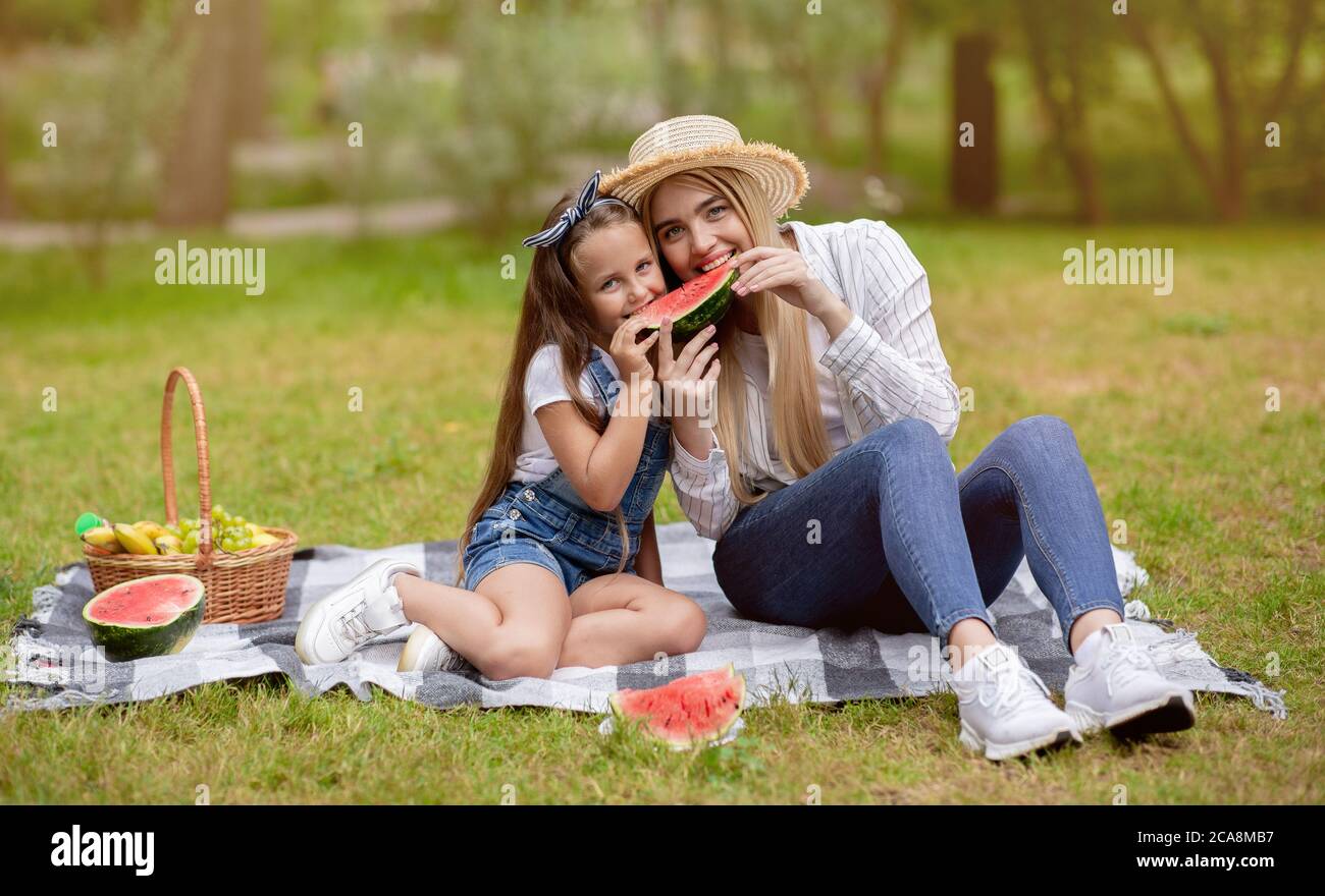 Positive Mutter Und Tochter Essen Wassermelone Enjoyng Sommertag Draußen Stockfoto