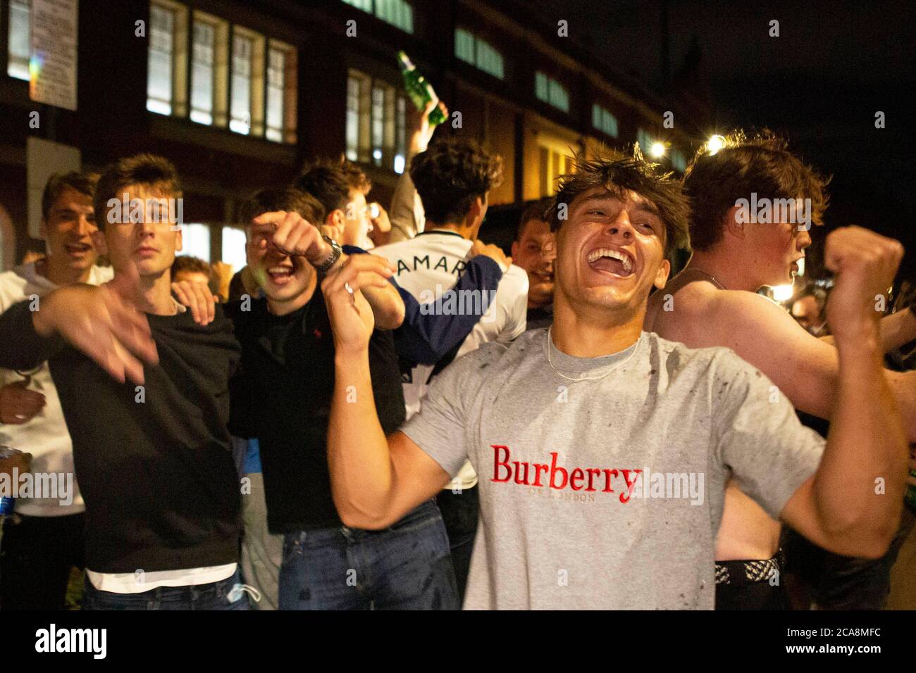 Fulham F.C. Fans feiern ihr Team gegen lokale Rivalen Brentford F.C.zu gewinnen Aufstieg in der Premier League am 4. August 2020 Stockfoto