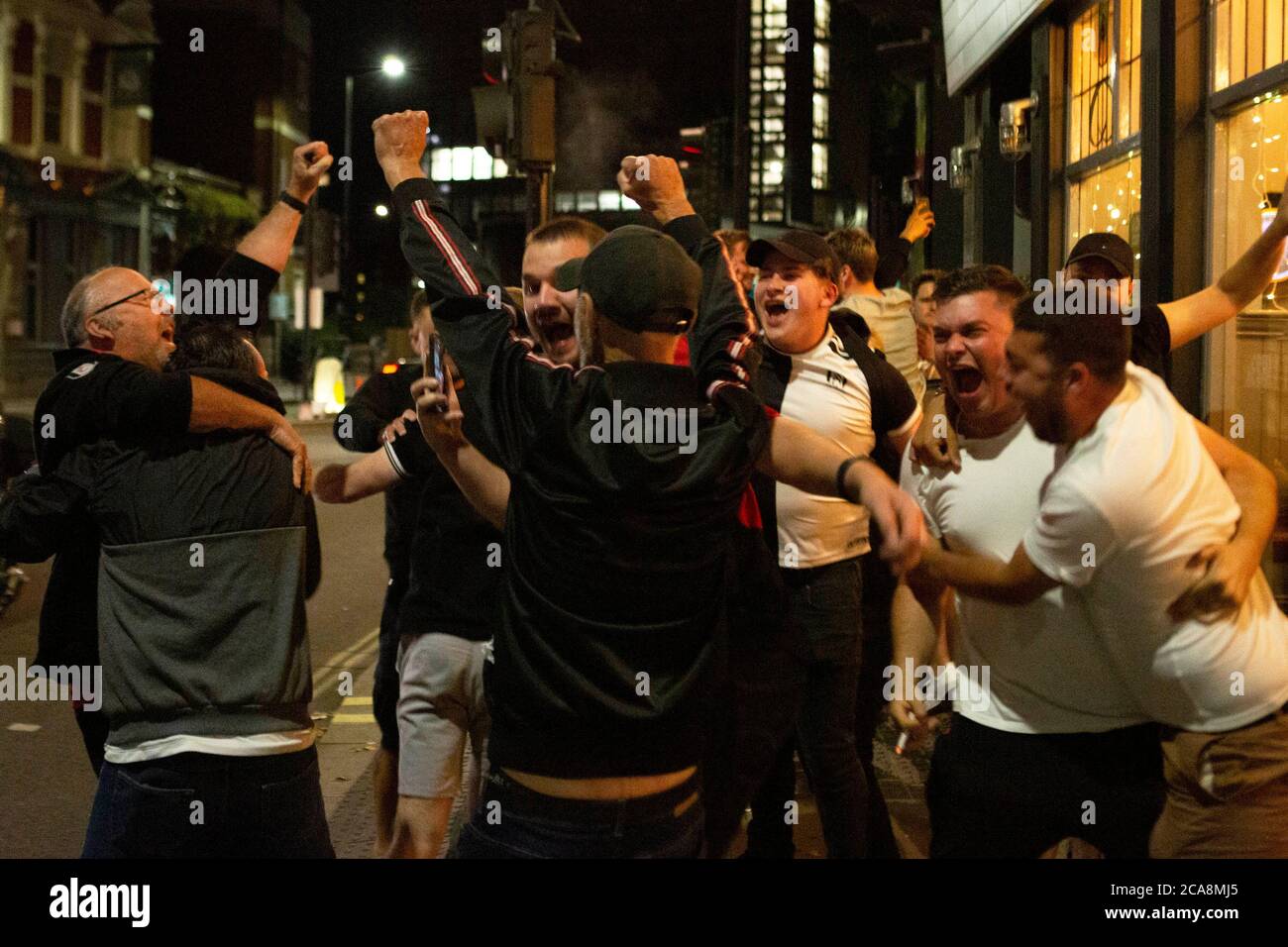 Fulham F.C. Fans feiern ihr Team gegen lokale Rivalen Brentford F.C.zu gewinnen Aufstieg in der Premier League am 4. August 2020 Stockfoto