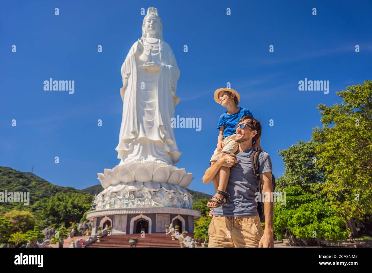 Vater und Sohn Touristen in Chua Linh Ung Bai Bud Tempel, Lady Buddha Tempel in Da Nang, Vietnam. Reisen mit Kindern Konzept Stockfoto