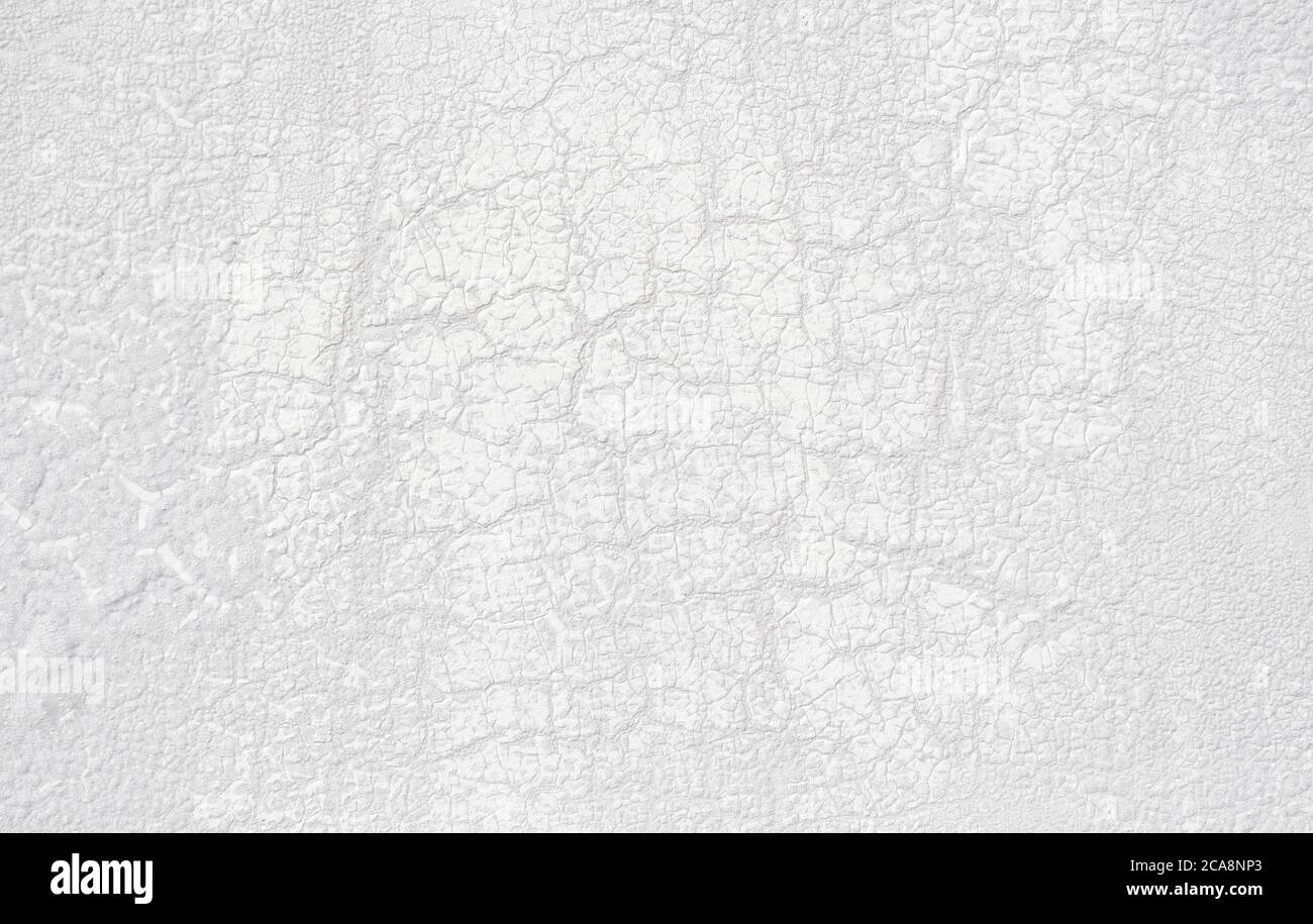 Grau schöner Hintergrund mit rissiger Farbe auf der Oberfläche. Alte verwitterte Holzplatte mit Emaille. Stockfoto