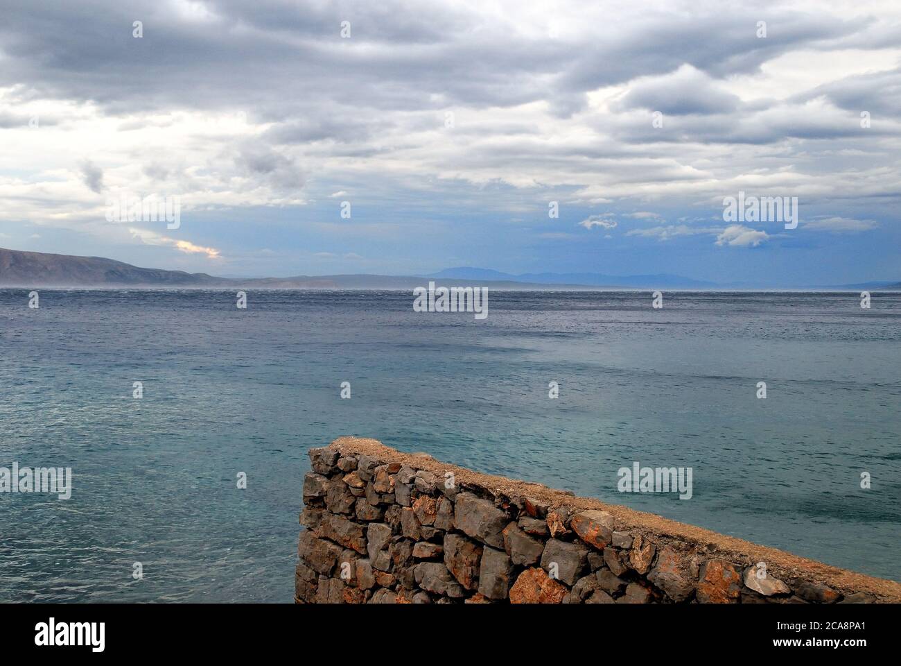 Kroatien, Dalmatien : die Meerenge zwischen der Küste von Bunica Strand und der Insel Krk von einem starken Wind von Bora gefegt. Stockfoto