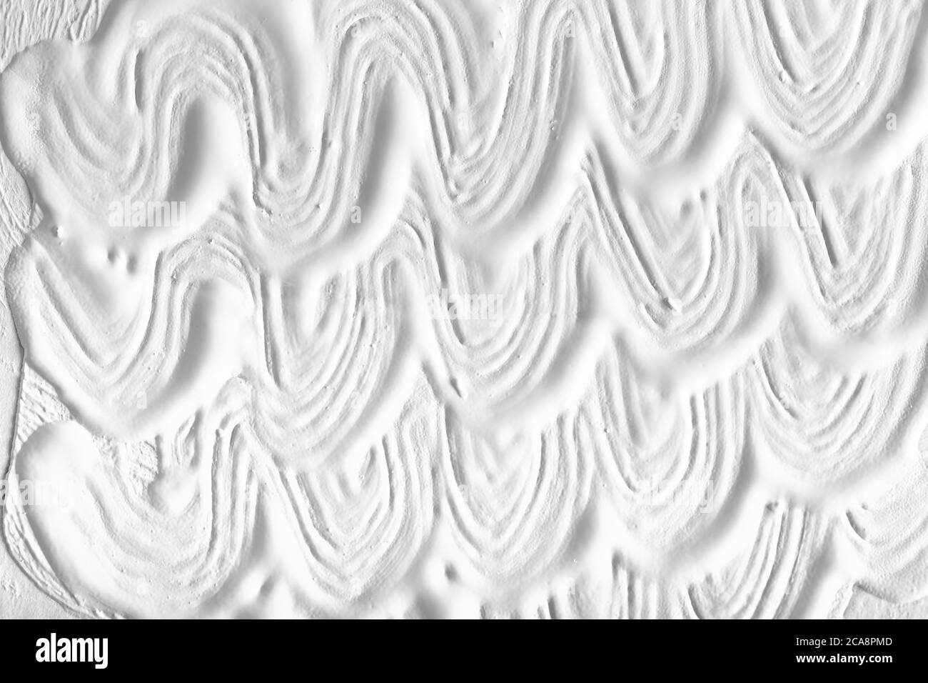 Weiße gewellte Farbstruktur an der Innenwand. Monochrom Hand gemalten Muster Effekt Nahaufnahme Stockfoto