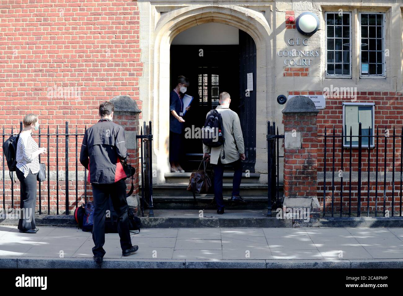 Vor dem Poplar Coroner's Court, High Street, Poplar, London, entwickelt sich eine Schlange, bevor die Suche nach dem Tod von Caroline Flack wieder aufgenommen wird. Stockfoto