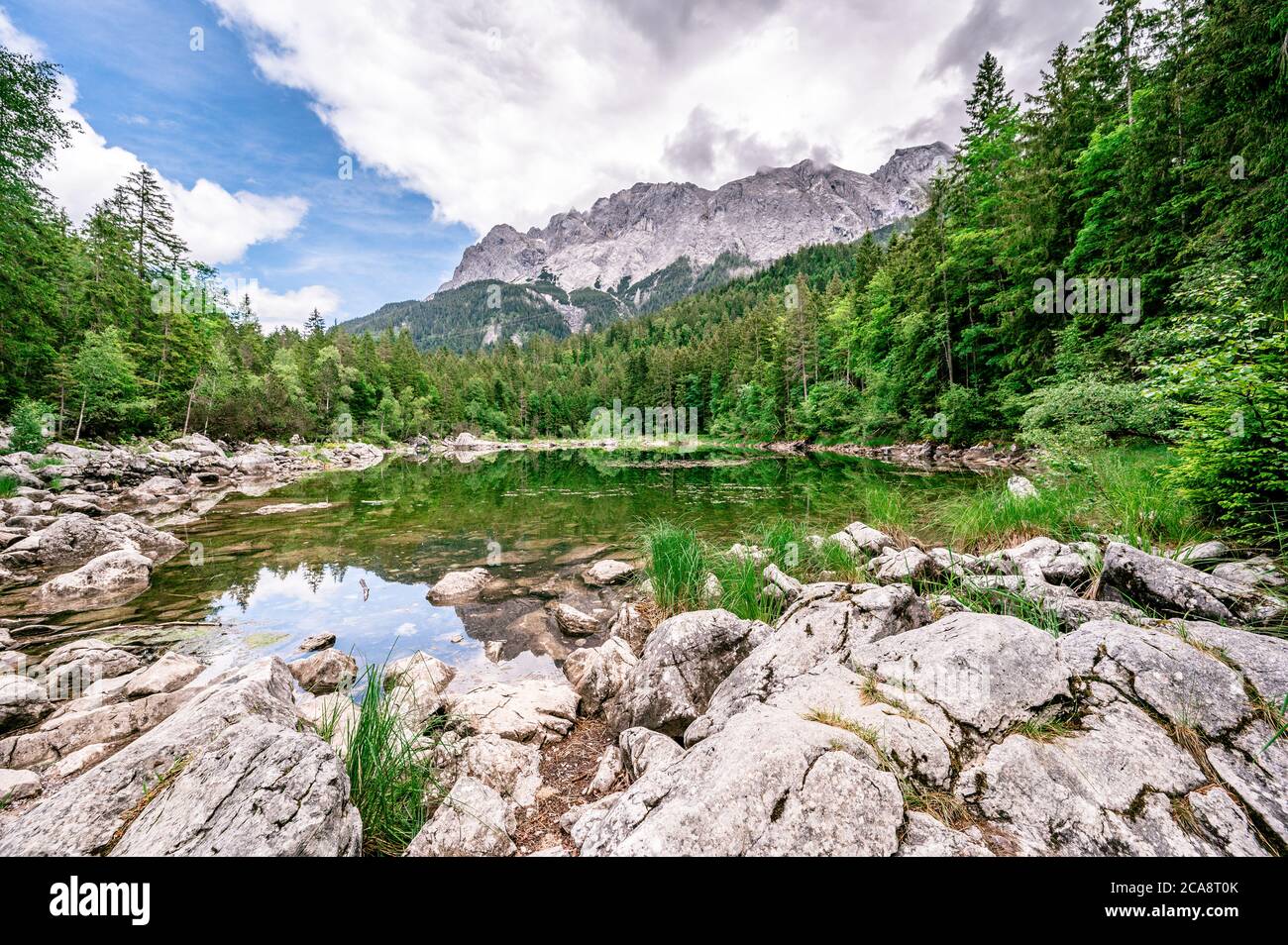 Frillensee mit Zugspitze. Schöne Landschaft am Eibsee in den deutschen Alpen, Bayern, Deutschland, Europa. Stockfoto