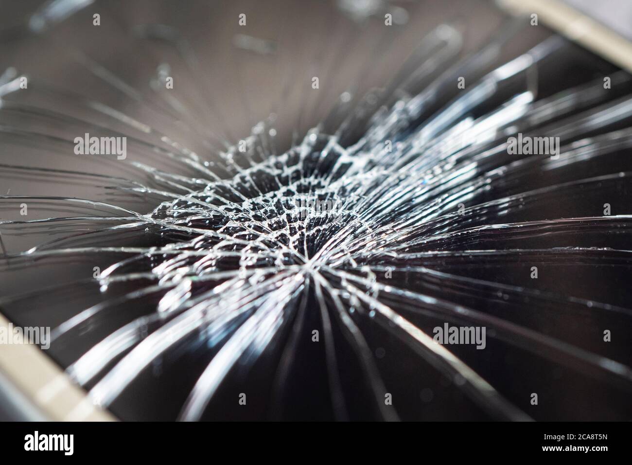 Smartphone mit gebrochenem Bildschirm auf dunklem Hintergrund Nahaufnahme Stockfoto