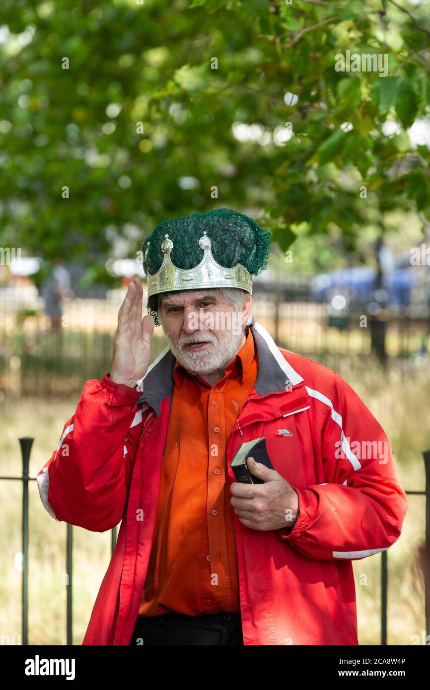 Ein christlicher Redner trägt eine Krone und hält eine bibel in Speakers Corner im Hyde Park, London Stockfoto