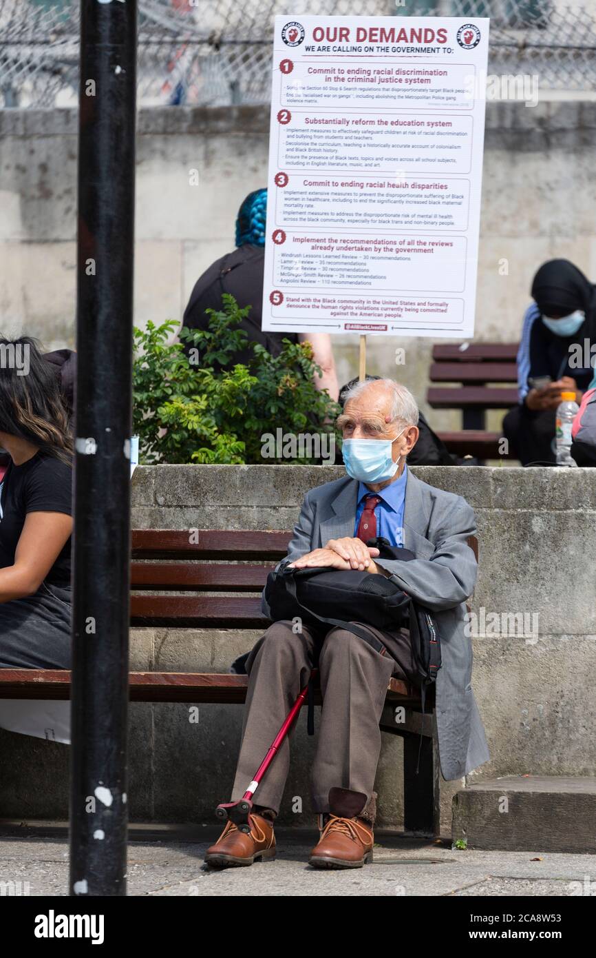 Ein älterer Protestler mit Gesichtsmaske hört eine Rede im Marble Arch während einer Demonstration von Black Lives Matter, London, 2. August 2020 Stockfoto