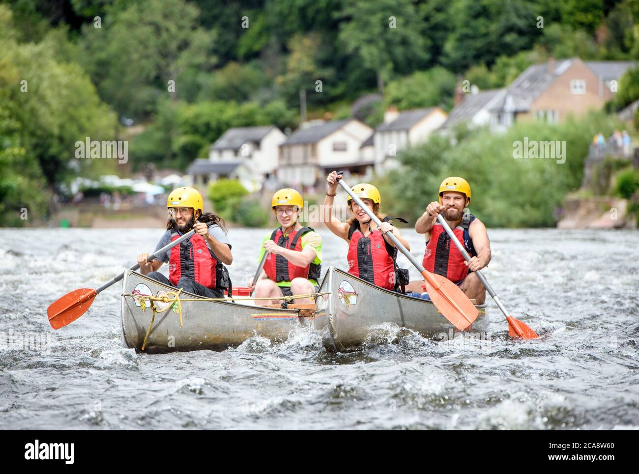 Ein Katamaran Kanu auf dem River Wye in Symonds Yat, Herefordshire UK Stockfoto