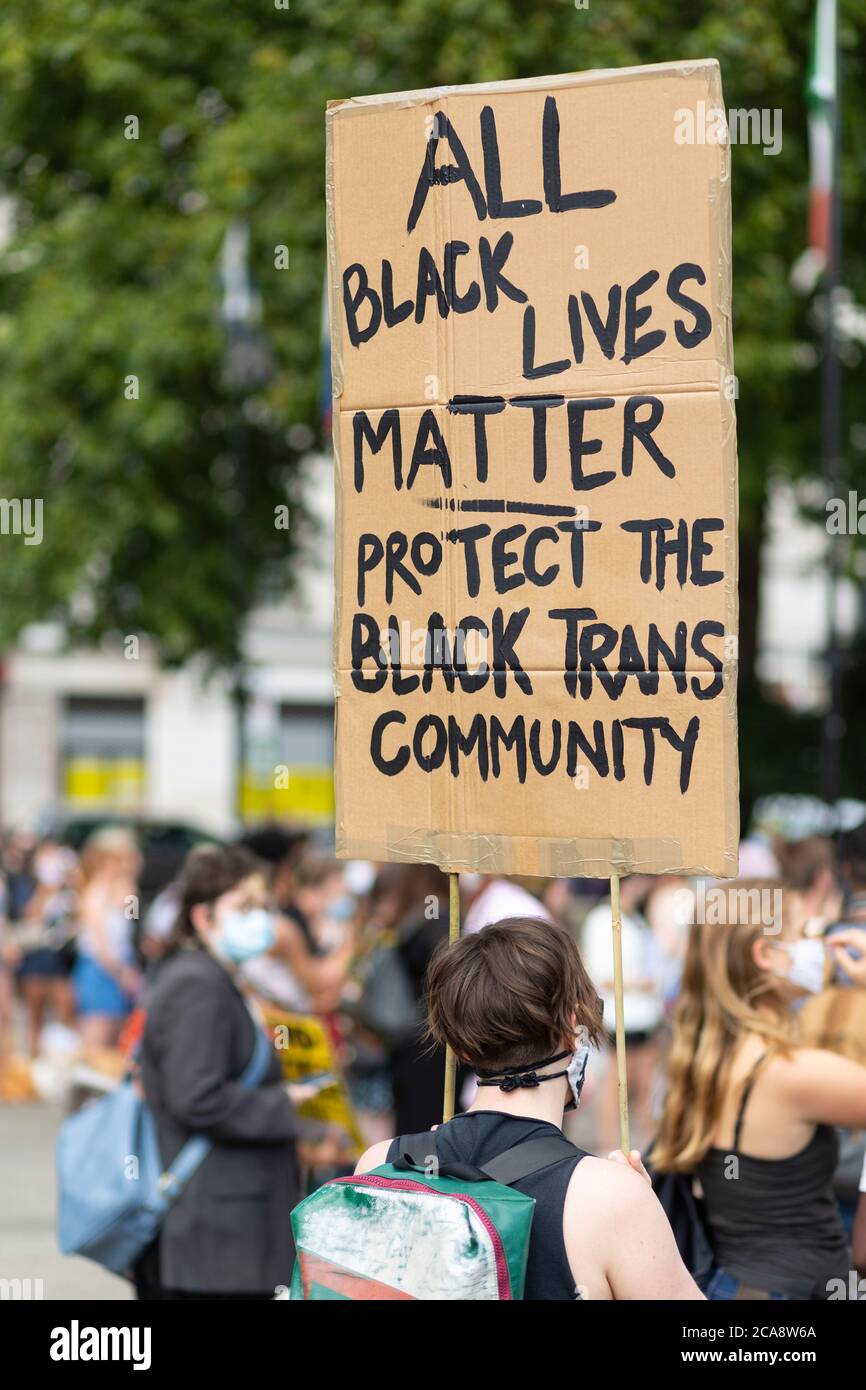 Rückansicht eines Protesters, der ein Schild während einer Demonstration von Black Lives Matter hält, Marble Arch, London, 2. August 2020 Stockfoto