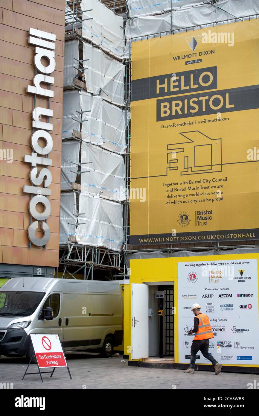 Die Colston Hall nach dem Sturz der Statue von Edward Colston in Bristol, 10. Juni 2020 kurz vor der Namensabnahme. Stockfoto