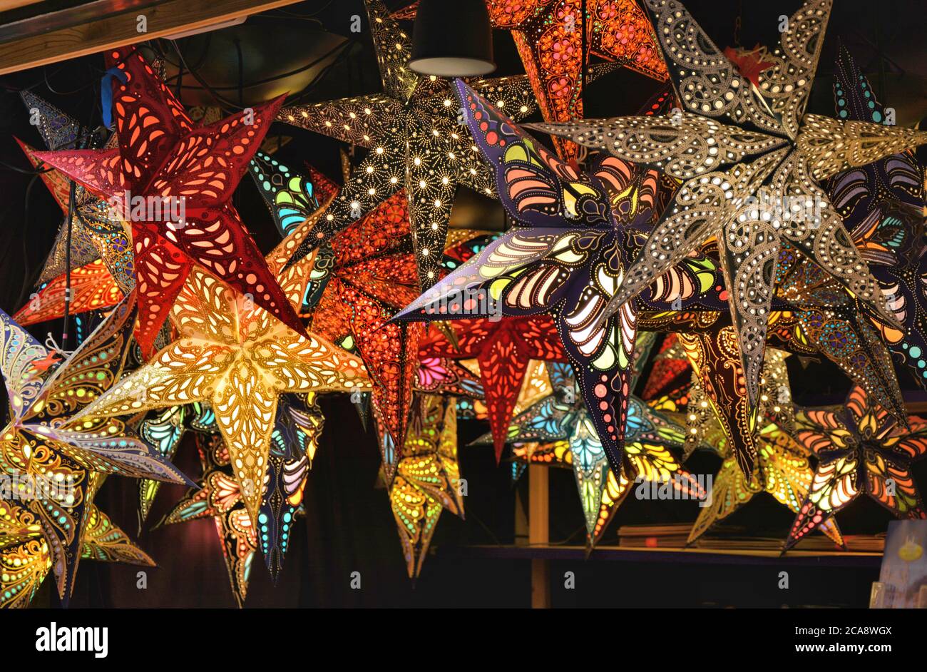 Weihnachtspapier Laterne Sterne Dekorationen auf Weihnachtsmarkt Stockfoto