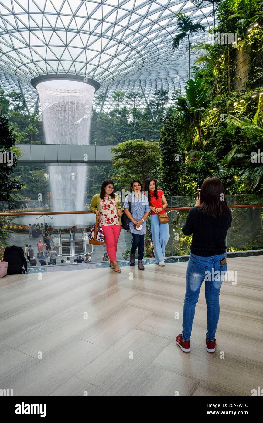 Touristen, die Fotos am Jewel, Changi Airport, Singapur Stockfoto