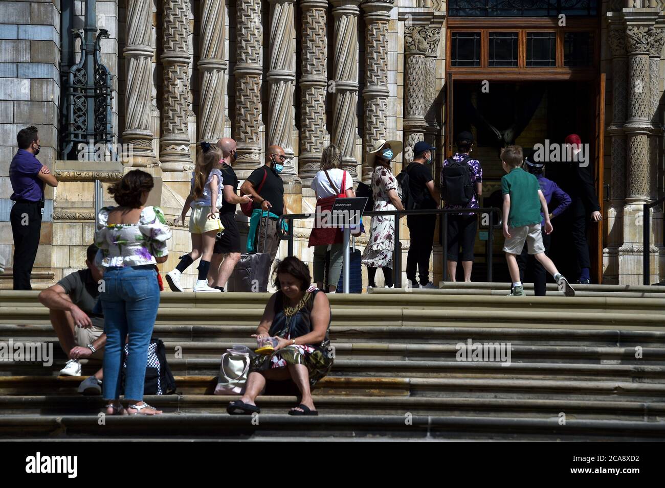 Vor dem Natural History Museum in South Kensington, London, stehen Menschen Schlange, da es zum ersten Mal seit der Sperrung des Coronavirus wieder für die Öffentlichkeit zugänglich ist. Stockfoto