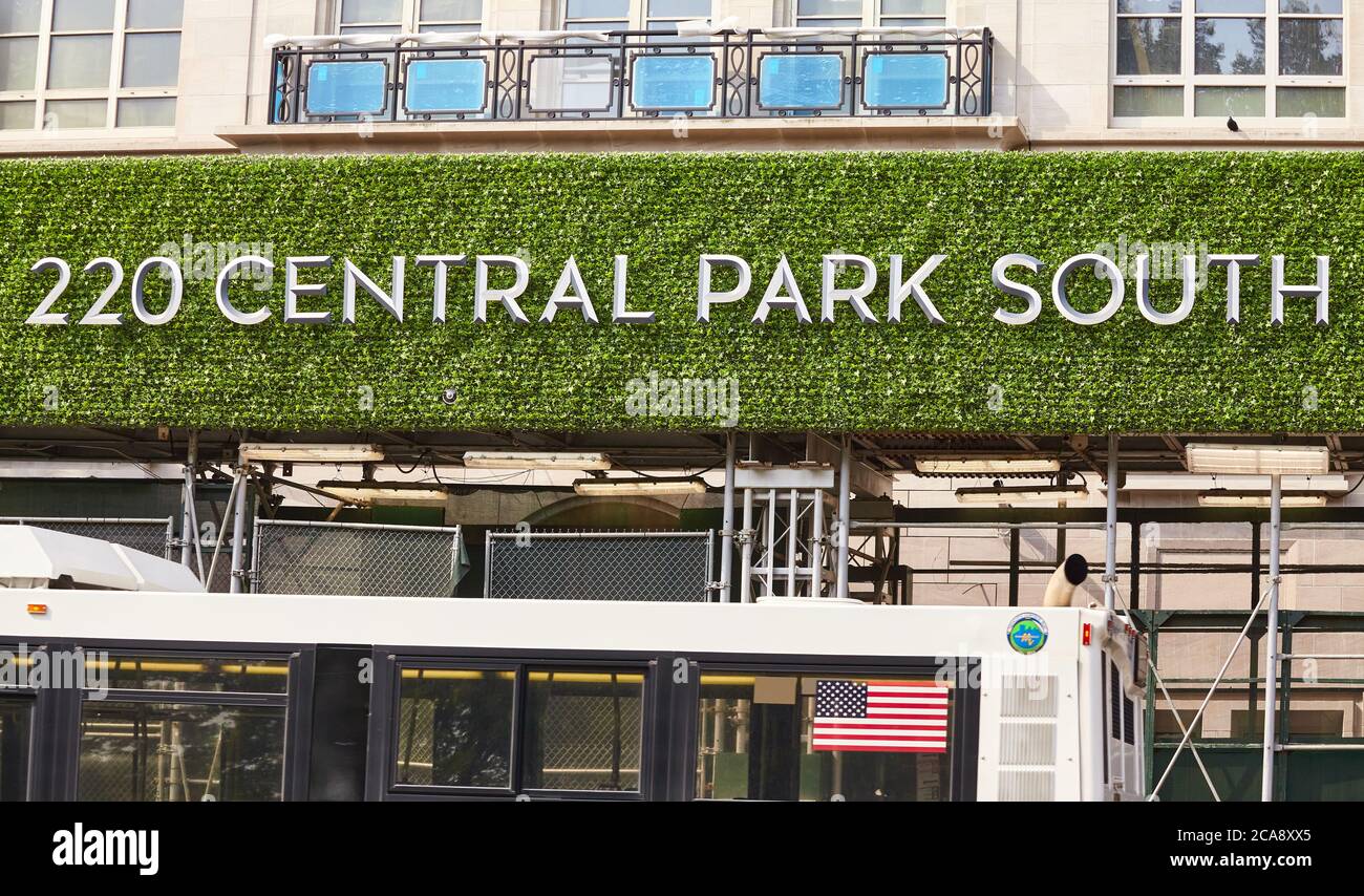 New York, USA - 01. Juli 2018: 220 Central Park South Schild an der Fassade eines Wohnhochhauses am Central Park South in Midtown Manhattan. Stockfoto