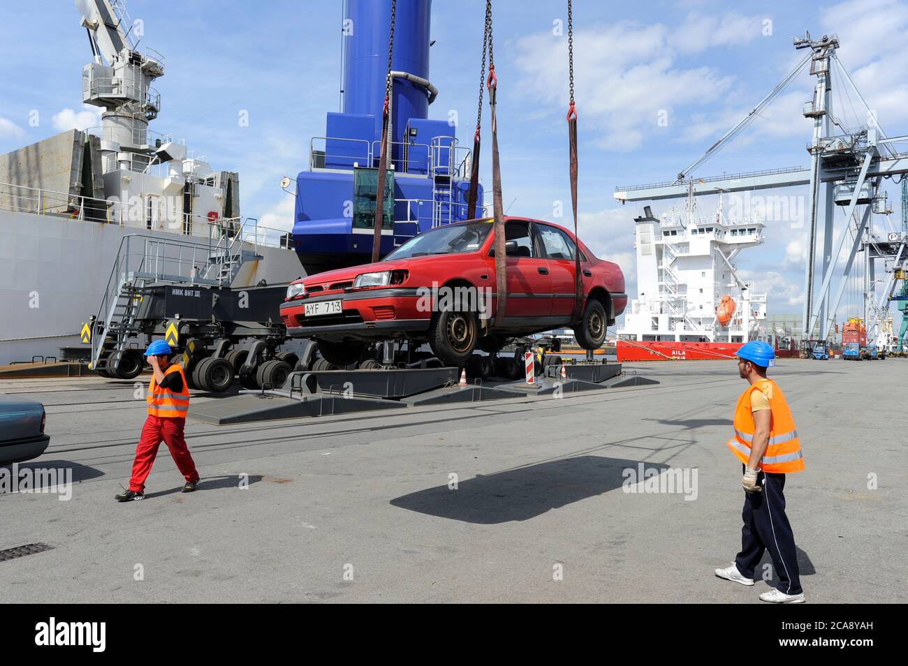 DEUTSCHLAND Hamburger Hafen, Versand und Export von Gebrauchtwagen nach afrika / DEUTSCHLAND, Hamburger Hafen, Ladung und Export von Gebrauchtfahrzeugen nach Afrika u.a. Cotonou Benin Stockfoto