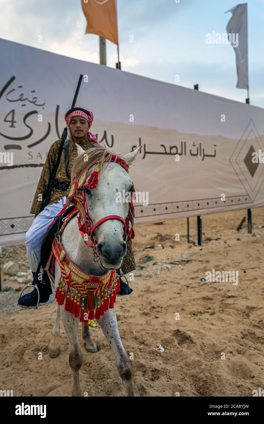 Saudi Arab Horse Rider mit seinem Pferd auf traditionellen Wüstensafari Festival in abqaiq Saudi Arabien 10. Januar 2020 Stockfoto