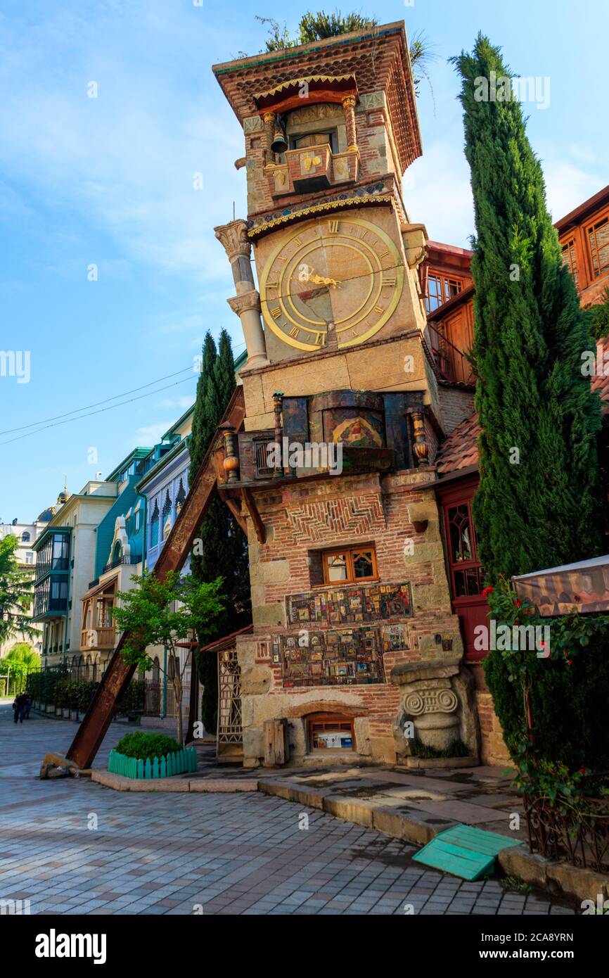 Fallender Uhrturm des Puppentheaters Rezo Gabriadze in der Altstadt von Tiflis, Georgien Stockfoto
