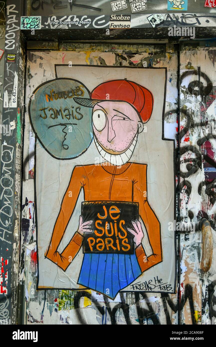 Nahaufnahme einer aufgeklebten Graffiti-Street Art aus Papier des französischen Straßenkünstlers Freaks the Fab, Paris, Frankreich Stockfoto
