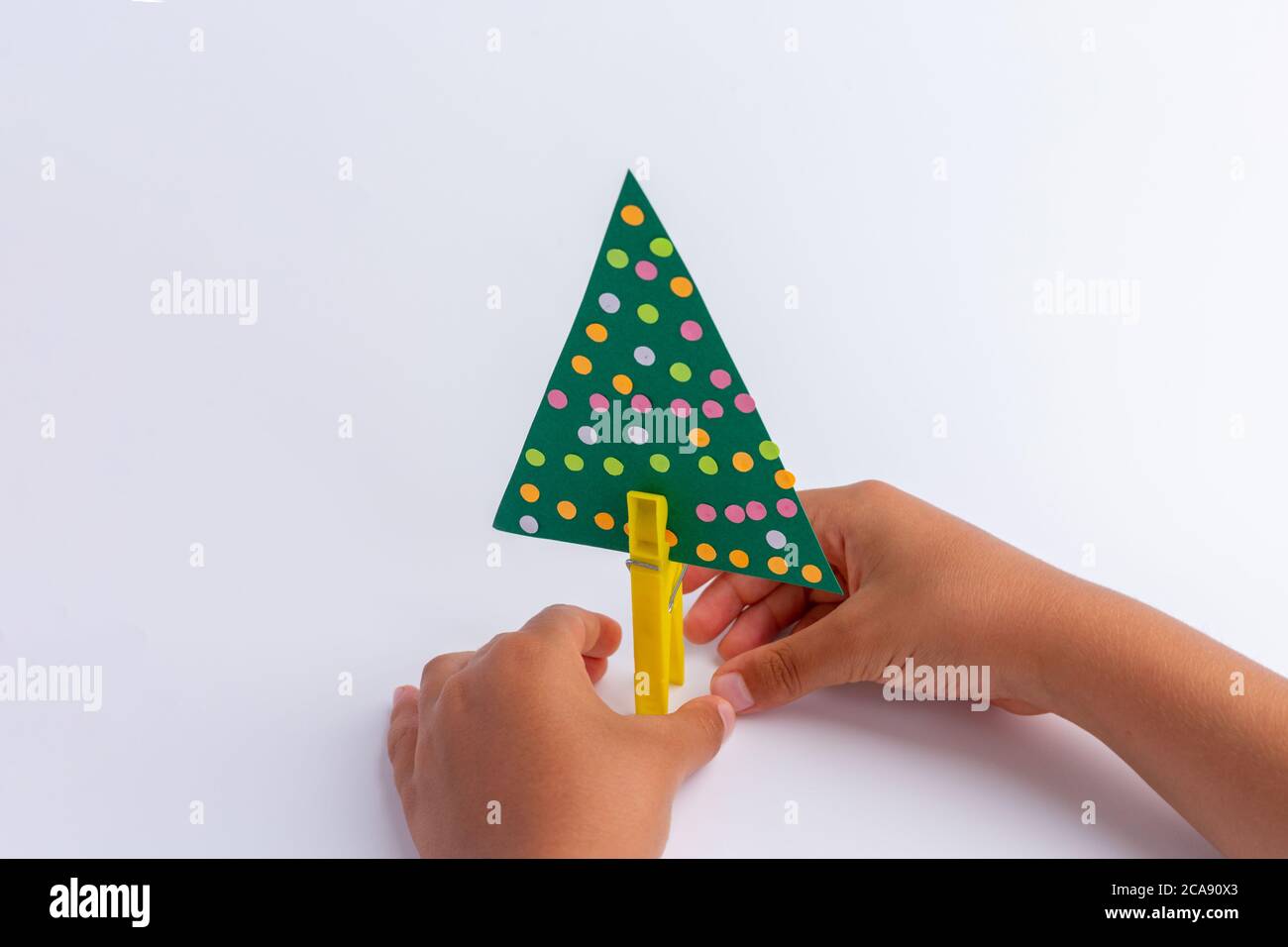 Kinderkreativität. Handwerk aus improvisierten Mitteln. Weihnachtsbaum Handwerk. Einfach und billig. Aktivität für das Kind. Kinder Hände Stockfoto