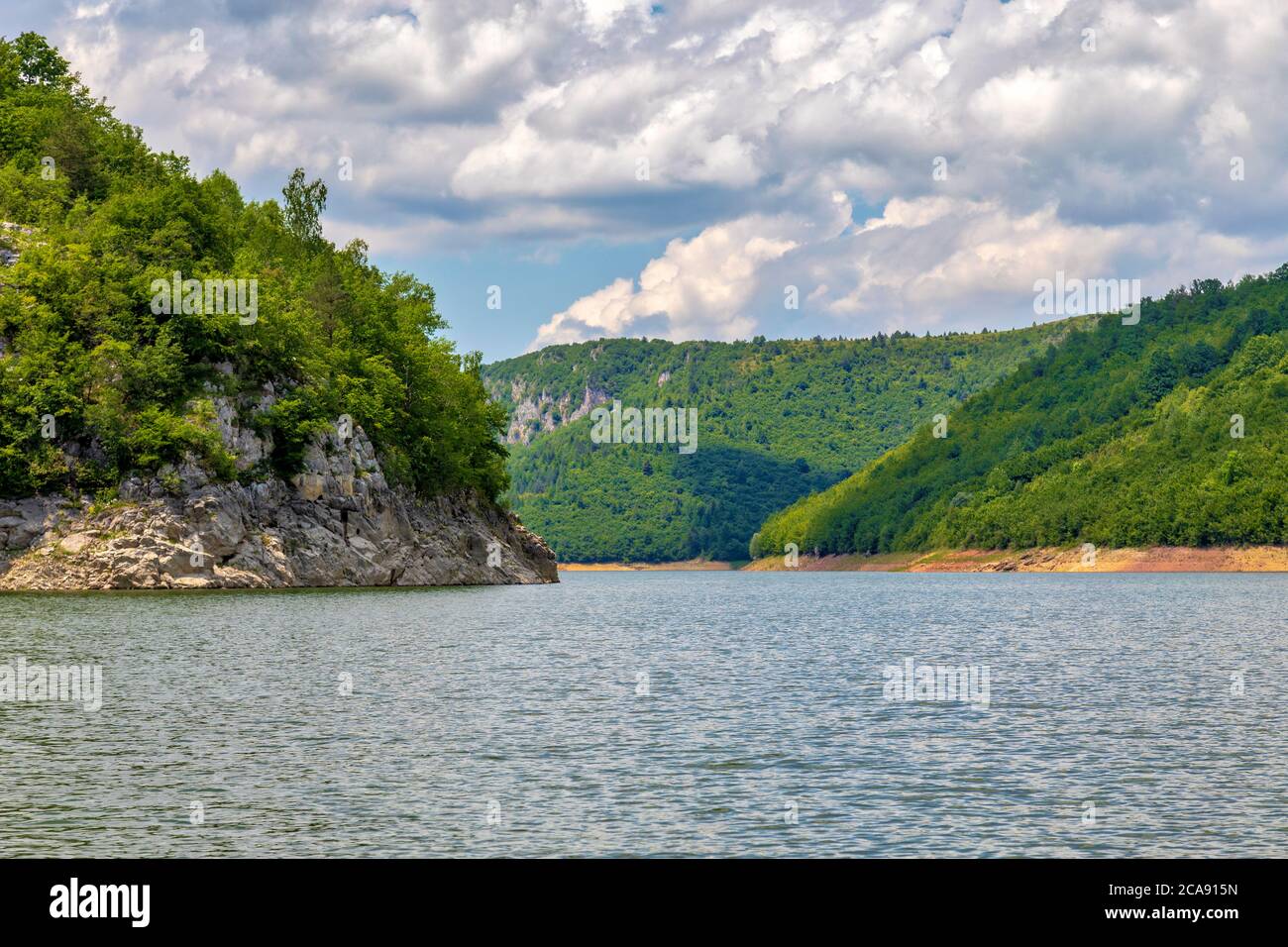 Uvac River Canyon schlängelt sich. Spezielles Naturschutzgebiet, beliebtes Touristenziel im Südwesten Serbiens. Stockfoto