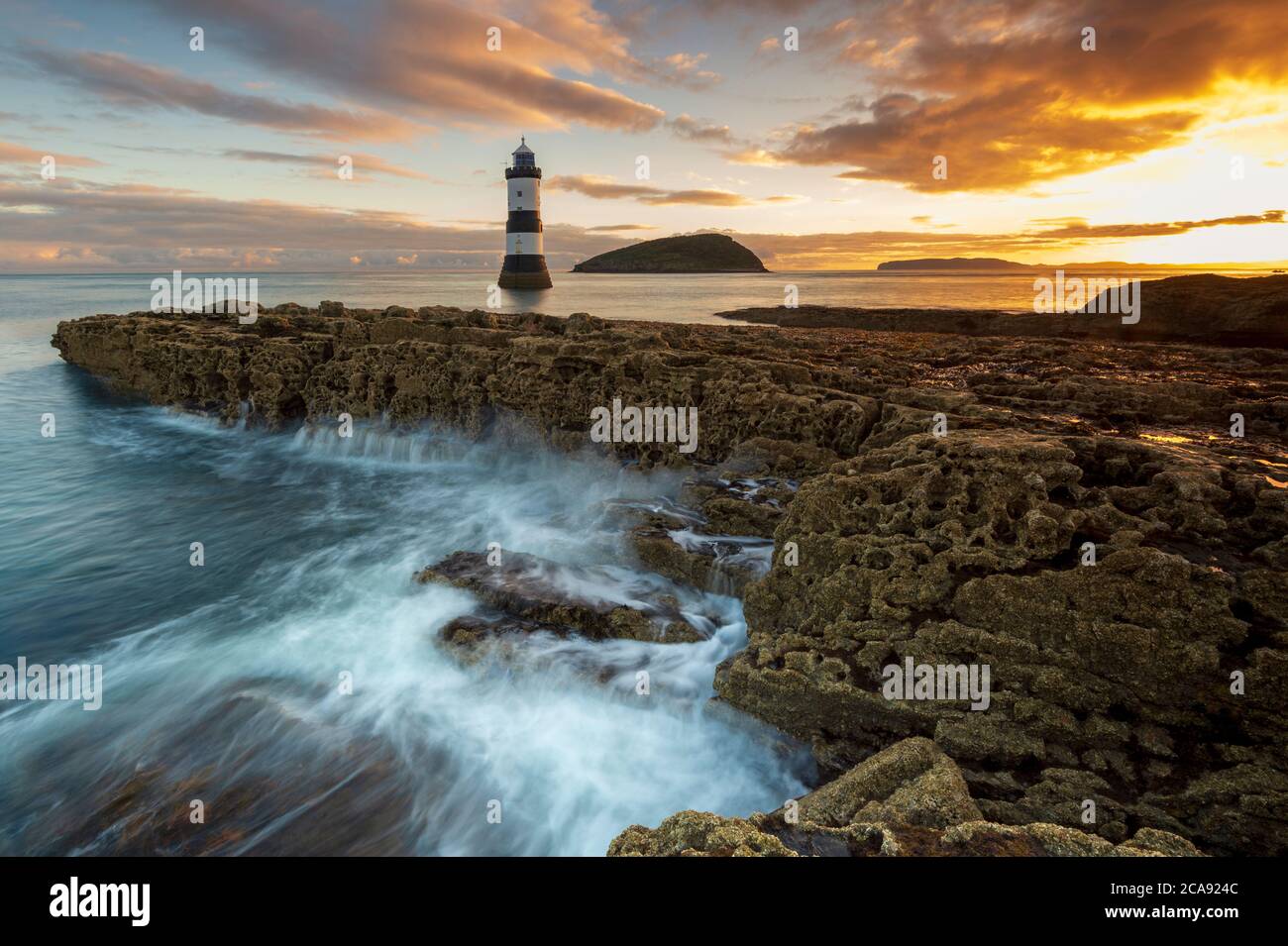 Penmon Point Leuchtturm, Anglesey, Nordwales, Vereinigtes Königreich, Europa Stockfoto