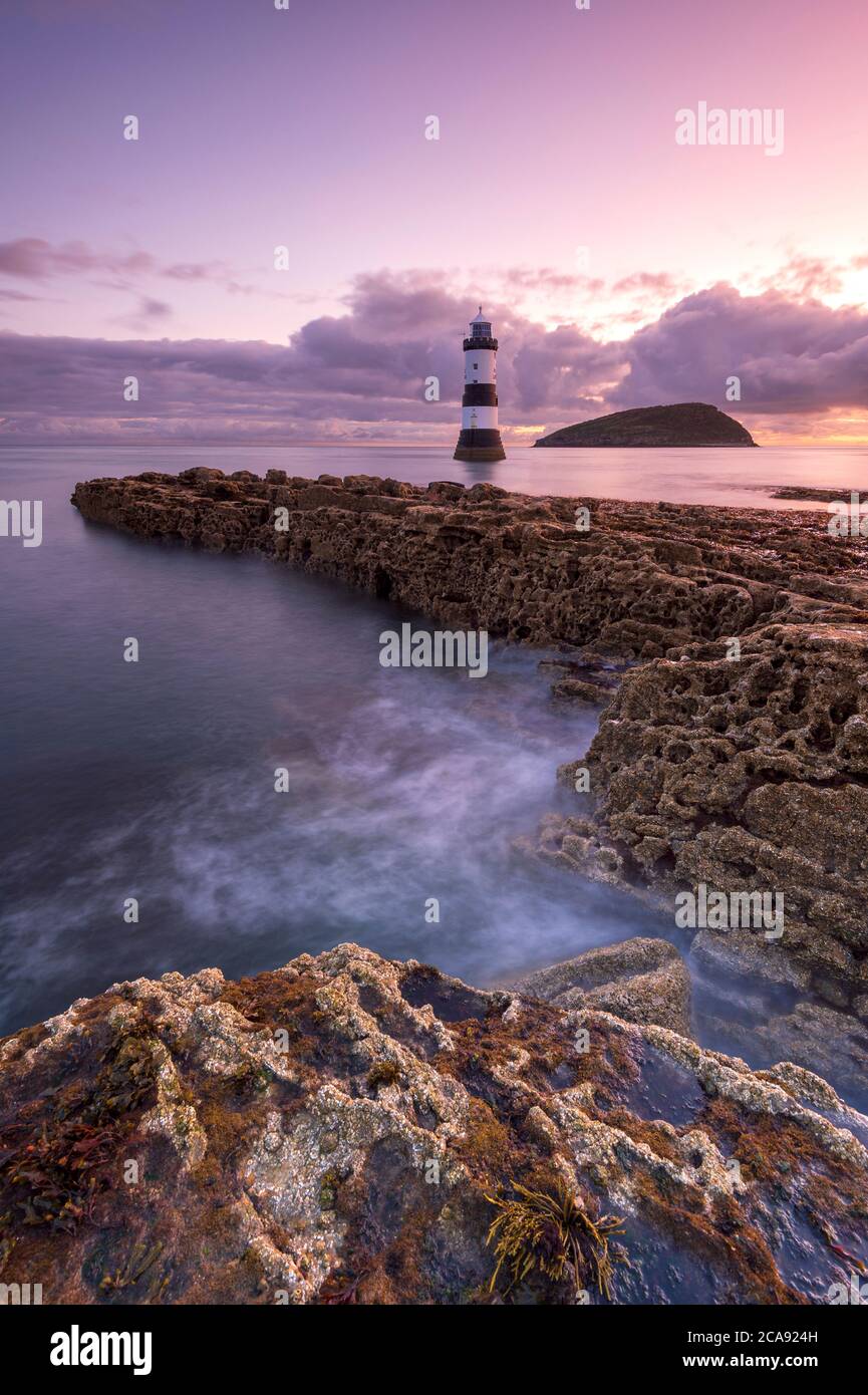 Sonnenaufgang über Penmon Point Lighthouse, Anglesey, Wales, Vereinigtes Königreich, Europa Stockfoto