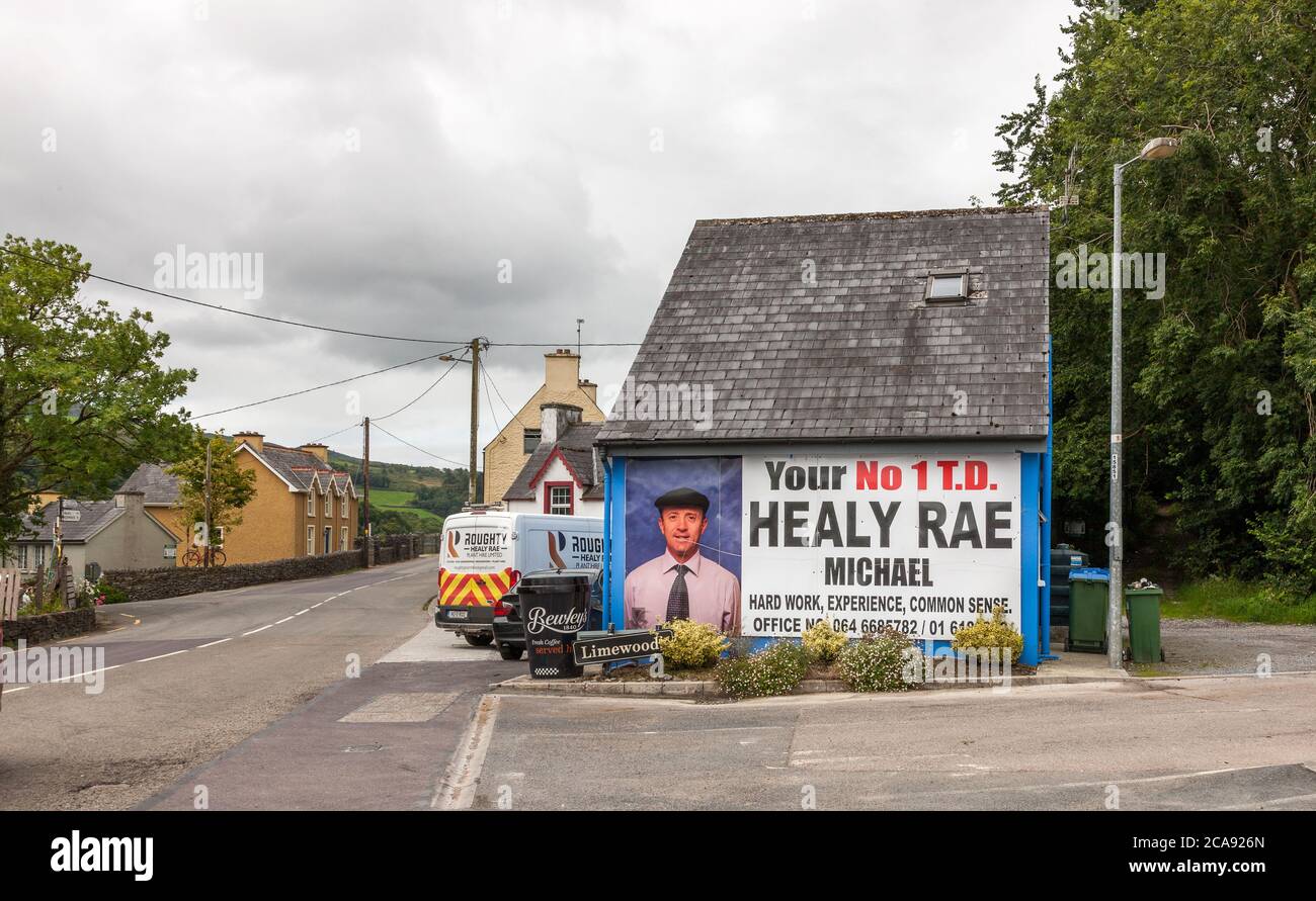 Kilgarvan, Kerry, Irland. August 2020. Eine Plakatwand auf der Seite eines Hauses für den gewählten Lokalpolitiker Michael Healy Rae, der Vertreter hat Stockfoto