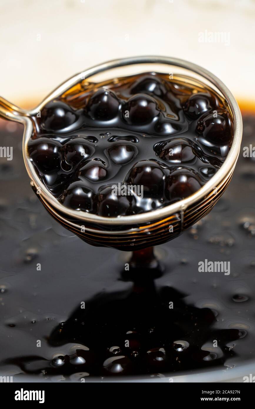 Kochen Kochend Braunen Zucker Geschmack Tapioka Perlenkugeln Zutat Von Bubble Tea Zubereitung Von Speisen Und Getranken Close Up Rezept Kochbuch Schritte Design Co Stockfotografie Alamy
