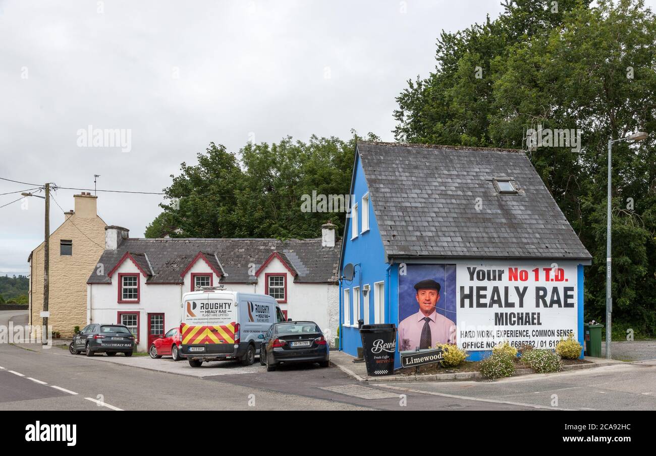 Kilgarvan, Kerry, Irland. August 2020. Eine Plakatwand auf der Seite eines Hauses für den gewählten Lokalpolitiker Michael Healy Rae, der Vertreter hat Stockfoto