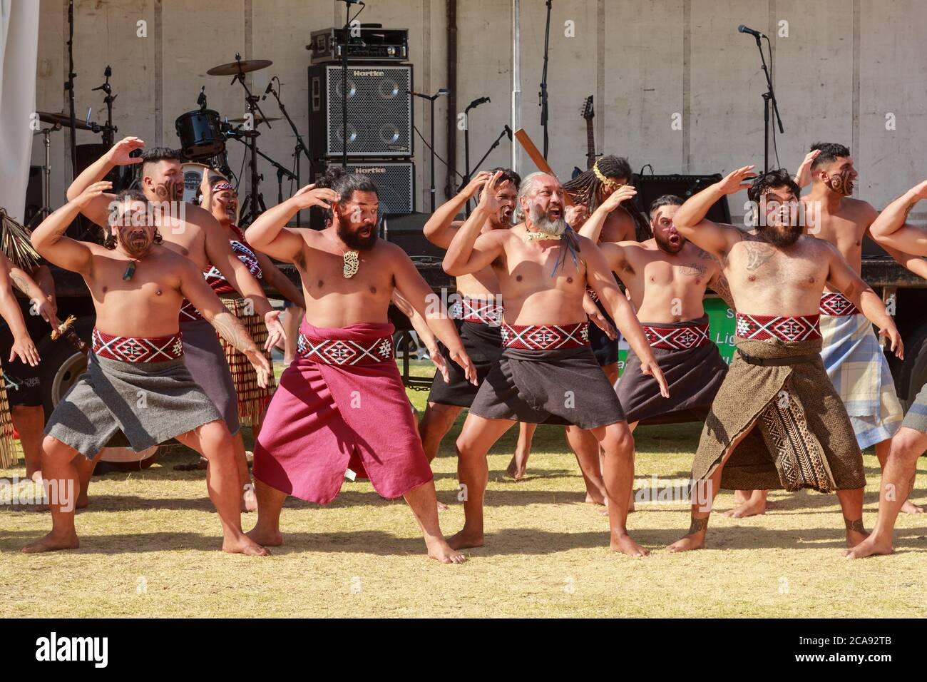 Neuseeländische Maori-Männer in traditioneller Kleidung, mit einem Haka  (ein traditioneller Tanz und eine Form der Herausforderung). Mount  Maunganui, Neuseeland, 6. Februar 2019 Stockfotografie - Alamy