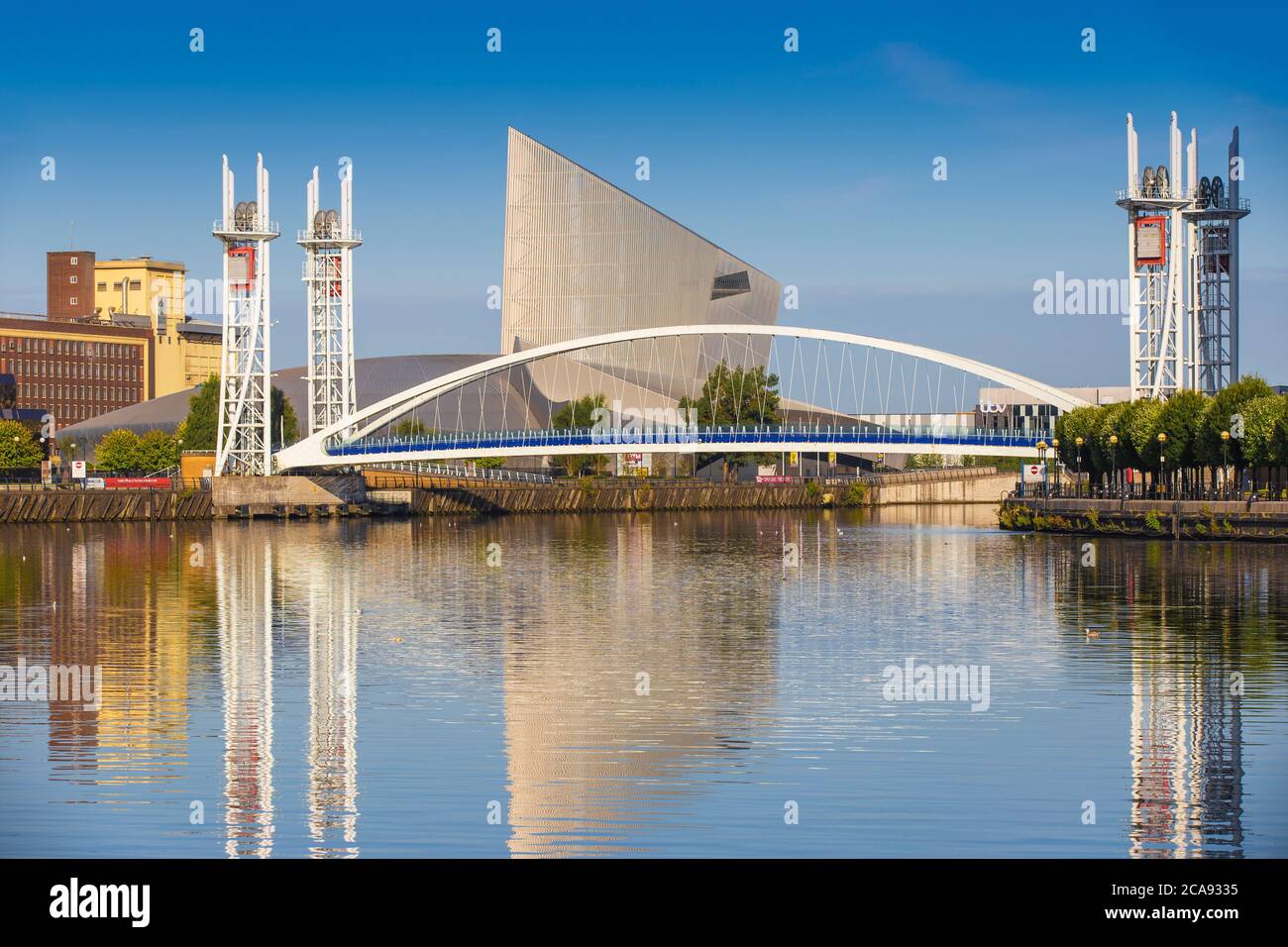 Die Lowry Fußgängerbrücke und Imperial war Museum North, Salford Quays, Manchester, England, Großbritannien, Europa Stockfoto