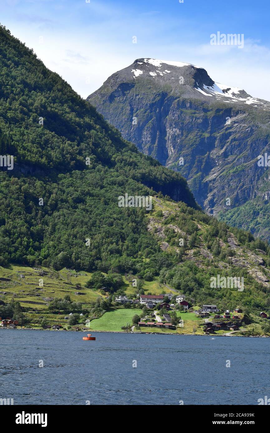 NORWEGISCHE LANDSCHAFTEN MIT WÄLDERN, BERGEN UND FJORDEN Stockfoto