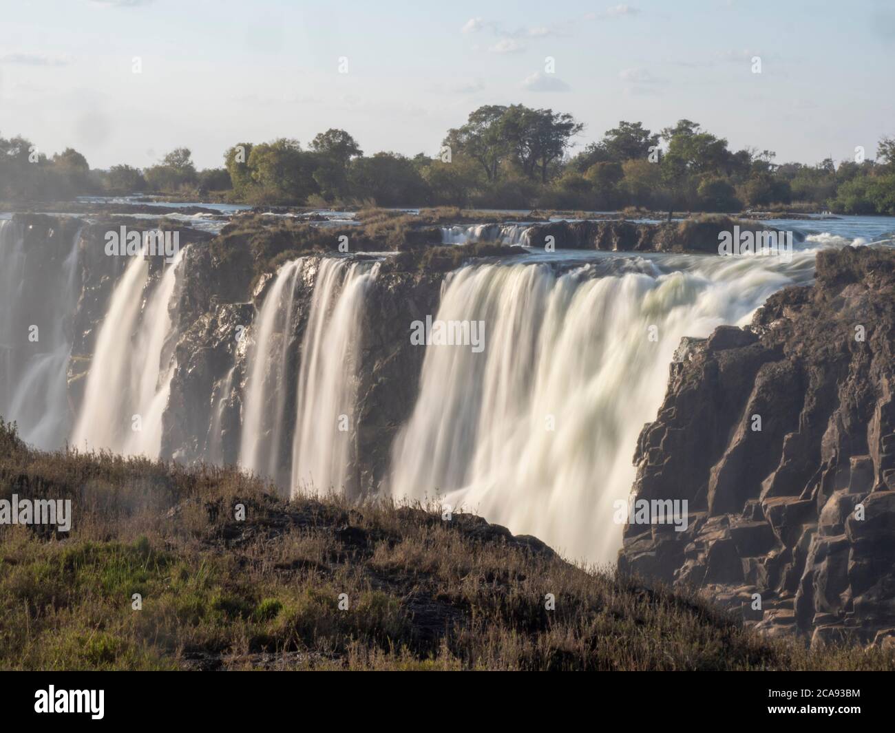 Blick auf die Victoria Falls am Zambezi River, UNESCO-Weltkulturerbe, die Grenze zwischen Sambia und Simbabwe, Afrika Stockfoto