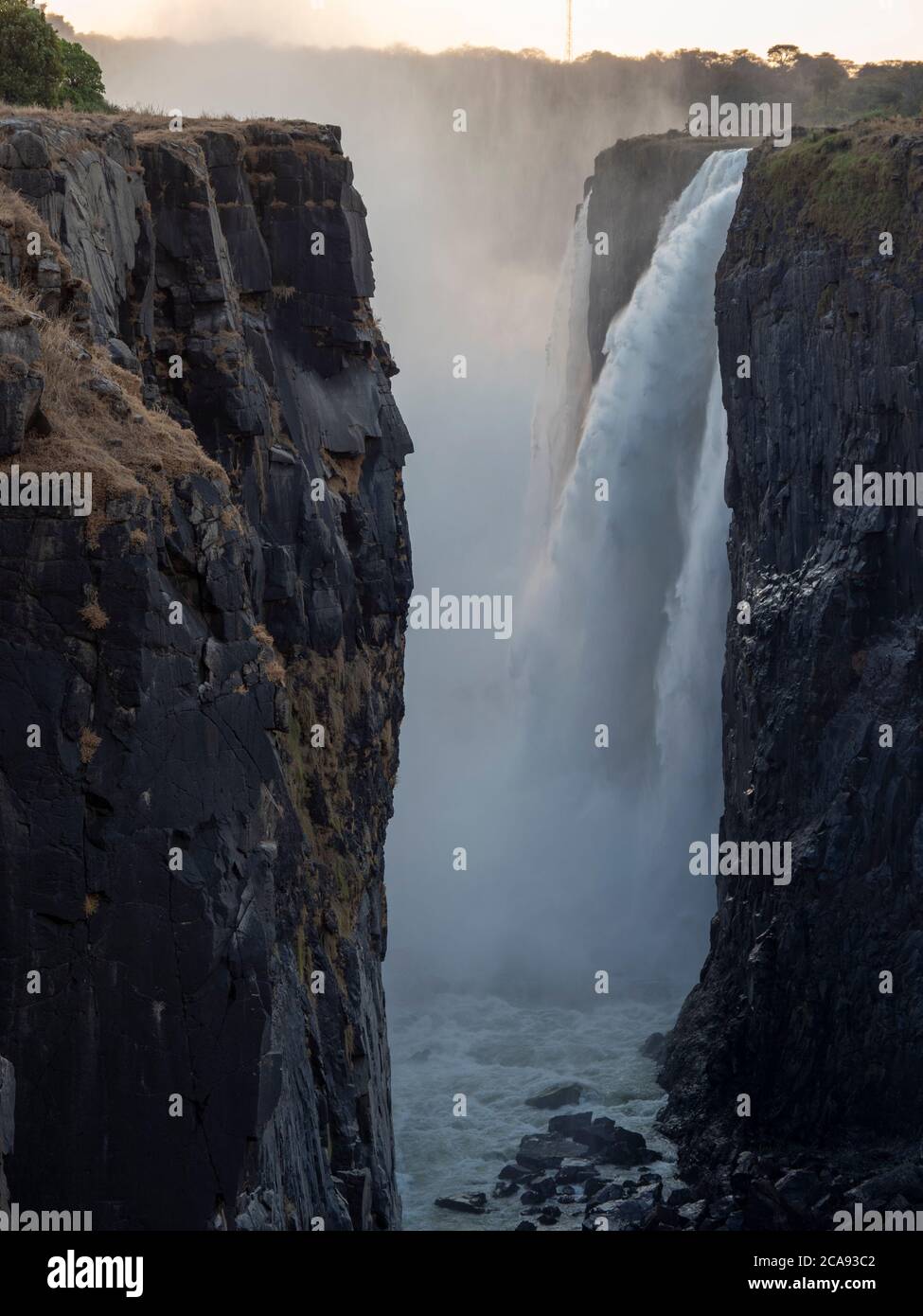 Blick auf die Victoria Falls am Zambezi River, UNESCO-Weltkulturerbe, die Grenze zwischen Sambia und Simbabwe, Afrika Stockfoto