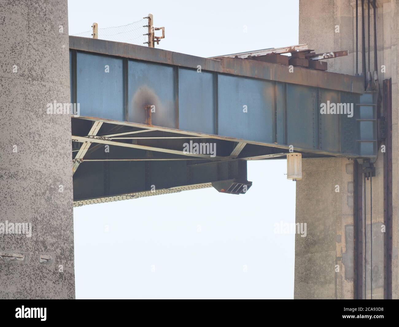 Iwade, Kent, Großbritannien. August 2020. Die Hebebrücke Kingsferry Bridge, die Isle of Sheppey mit dem Festland Kent verbindet und den Straßen- und Schienenverkehr zur Insel transportiert, ist nun wieder voll funktionsfähig. Im November 2019 ging die Stromversorgung der Brücke verloren; ein erforderliches Teil war nicht mehr verfügbar, so dass vor Ort ein Generator für Aufzüge installiert werden musste, was für Yachten und Freizeitboote deutlich reduziert wurde. Die Ingenieure des Eigentümers Network Rail wurden heute Morgen vor Ort gesehen, um sicherzustellen, dass es jetzt richtig funktioniert, mit einem Aufzug in voller Höhe für Schiff Neptune gefolgt von einer großen Yacht. Kredit: James Bell/Alamy Live Nachrichten Stockfoto