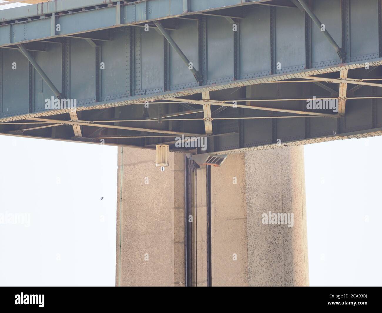 Iwade, Kent, Großbritannien. August 2020. Die Hebebrücke Kingsferry Bridge, die Isle of Sheppey mit dem Festland Kent verbindet und den Straßen- und Schienenverkehr zur Insel transportiert, ist nun wieder voll funktionsfähig. Im November 2019 ging die Stromversorgung der Brücke verloren; ein erforderliches Teil war nicht mehr verfügbar, so dass vor Ort ein Generator für Aufzüge installiert werden musste, was für Yachten und Freizeitboote deutlich reduziert wurde. Die Ingenieure des Eigentümers Network Rail wurden heute Morgen vor Ort gesehen, um sicherzustellen, dass es jetzt richtig funktioniert, mit einem Aufzug in voller Höhe für Schiff Neptune gefolgt von einer großen Yacht. Kredit: James Bell/Alamy Live Nachrichten Stockfoto