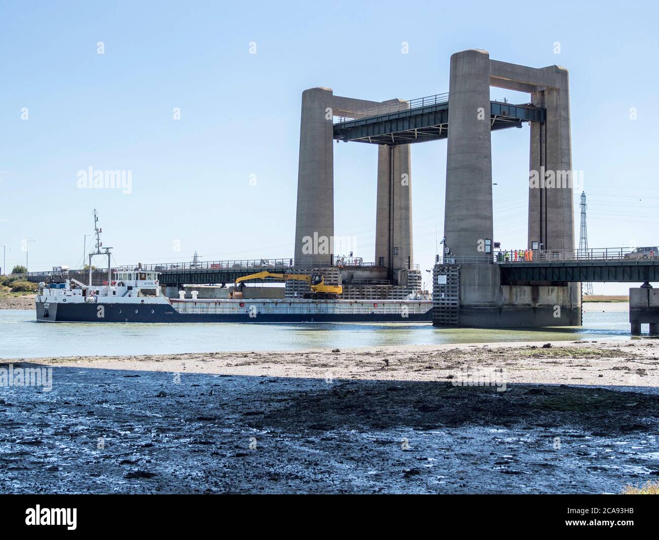 Iwade, Kent, Großbritannien. August 2020. Die Hebebrücke Kingsferry Bridge, die Isle of Sheppey mit dem Festland Kent verbindet und den Straßen- und Schienenverkehr zur Insel transportiert, ist nun wieder voll funktionsfähig. Im November 2019 ging die Stromversorgung der Brücke verloren; ein erforderliches Teil war nicht mehr verfügbar, so dass vor Ort ein Generator für Aufzüge installiert werden musste, was für Yachten und Freizeitboote deutlich reduziert wurde. Die Ingenieure des Eigentümers Network Rail wurden heute Morgen vor Ort gesehen, um sicherzustellen, dass es jetzt richtig funktioniert, mit einem Aufzug in voller Höhe für Schiff Neptune gefolgt von einer großen Yacht. Kredit: James Bell/Alamy Live Nachrichten Stockfoto