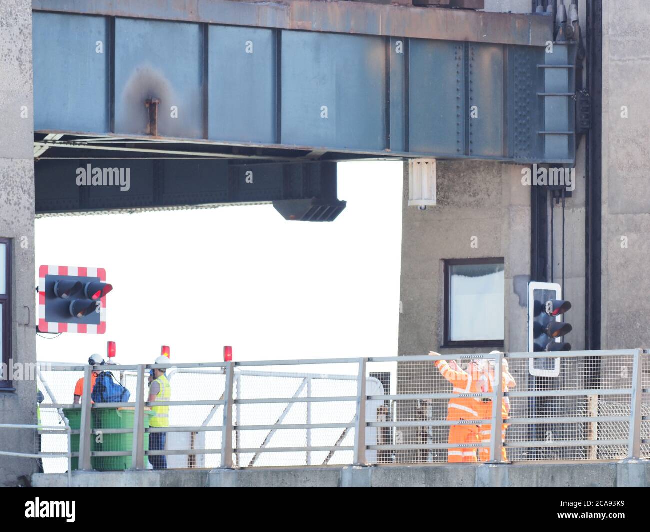 Iwade, Kent, Großbritannien. August 2020. Die Hebebrücke Kingsferry Bridge, die Isle of Sheppey mit dem Festland Kent verbindet und den Straßen- und Schienenverkehr zur Insel transportiert, ist nun wieder voll funktionsfähig. Im November 2019 ging die Stromversorgung der Brücke verloren; ein erforderliches Teil war nicht mehr verfügbar, so dass vor Ort ein Generator für Aufzüge installiert werden musste, was für Yachten und Freizeitboote deutlich reduziert wurde. Die Ingenieure des Eigentümers Network Rail wurden heute Morgen vor Ort gesehen, um sicherzustellen, dass es jetzt richtig funktioniert, mit einem Aufzug in voller Höhe für Schiff Neptune gefolgt von einer großen Yacht. Kredit: James Bell/Alamy Live Nachrichten Stockfoto