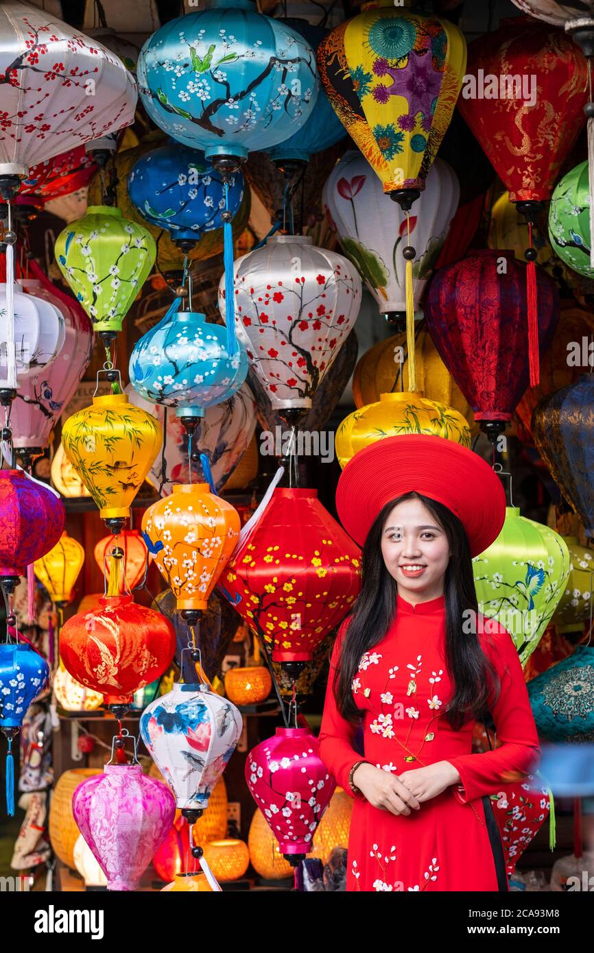 Eine junge Frau in traditioneller vietnamesischer Kleidung, die vor einem Laternengeschäft steht, Hoi an, Vietnam, Indochina, Südostasien, Asien Stockfoto