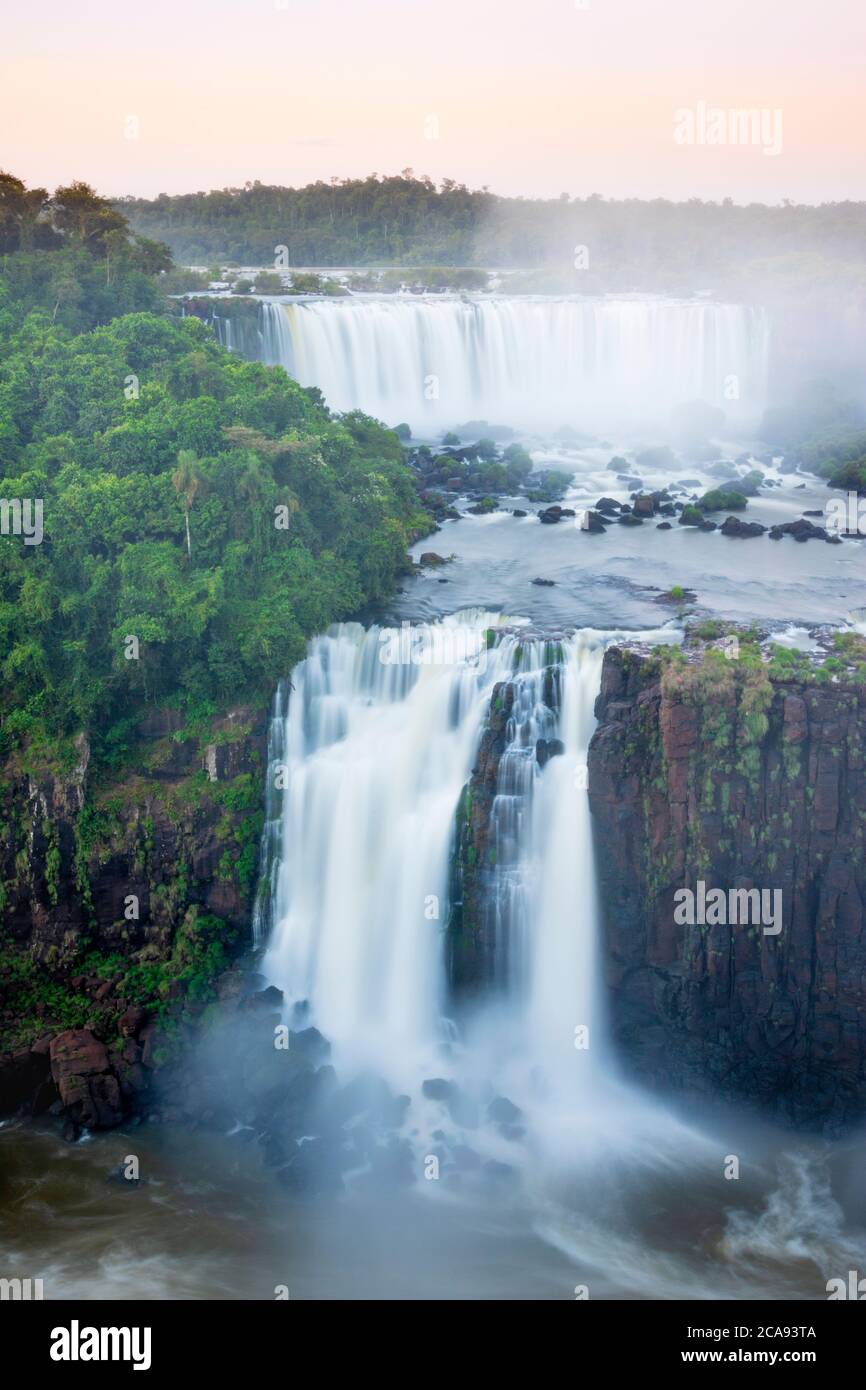 Blick auf die Iguassu Wasserfälle und den Fluss, die Iguazu Wasserfälle (Foz de Iguacu), UNESCO Weltkulturerbe, Parana, Brasilien, Südamerika Stockfoto
