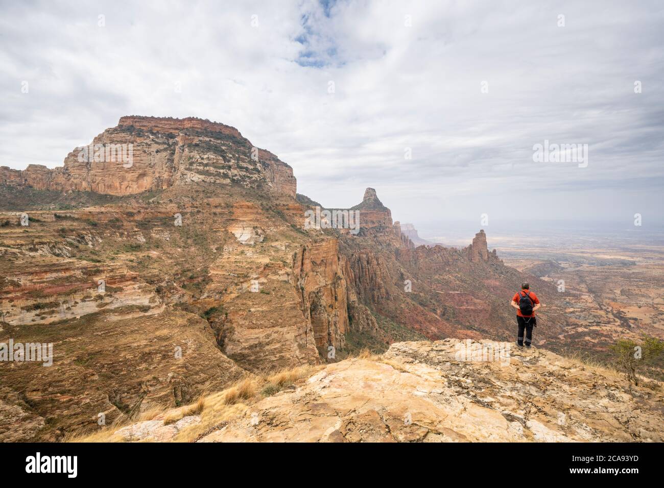 Männliche Wanderer bewundern Gheralta Berge Canyons, Spitze der Felsen, Tigray Region, Äthiopien, Afrika Stockfoto
