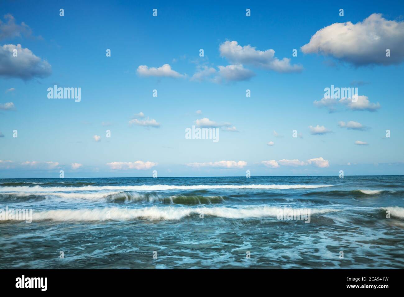Wellen und Meer Wellen mit blauem Himmel Stockfoto