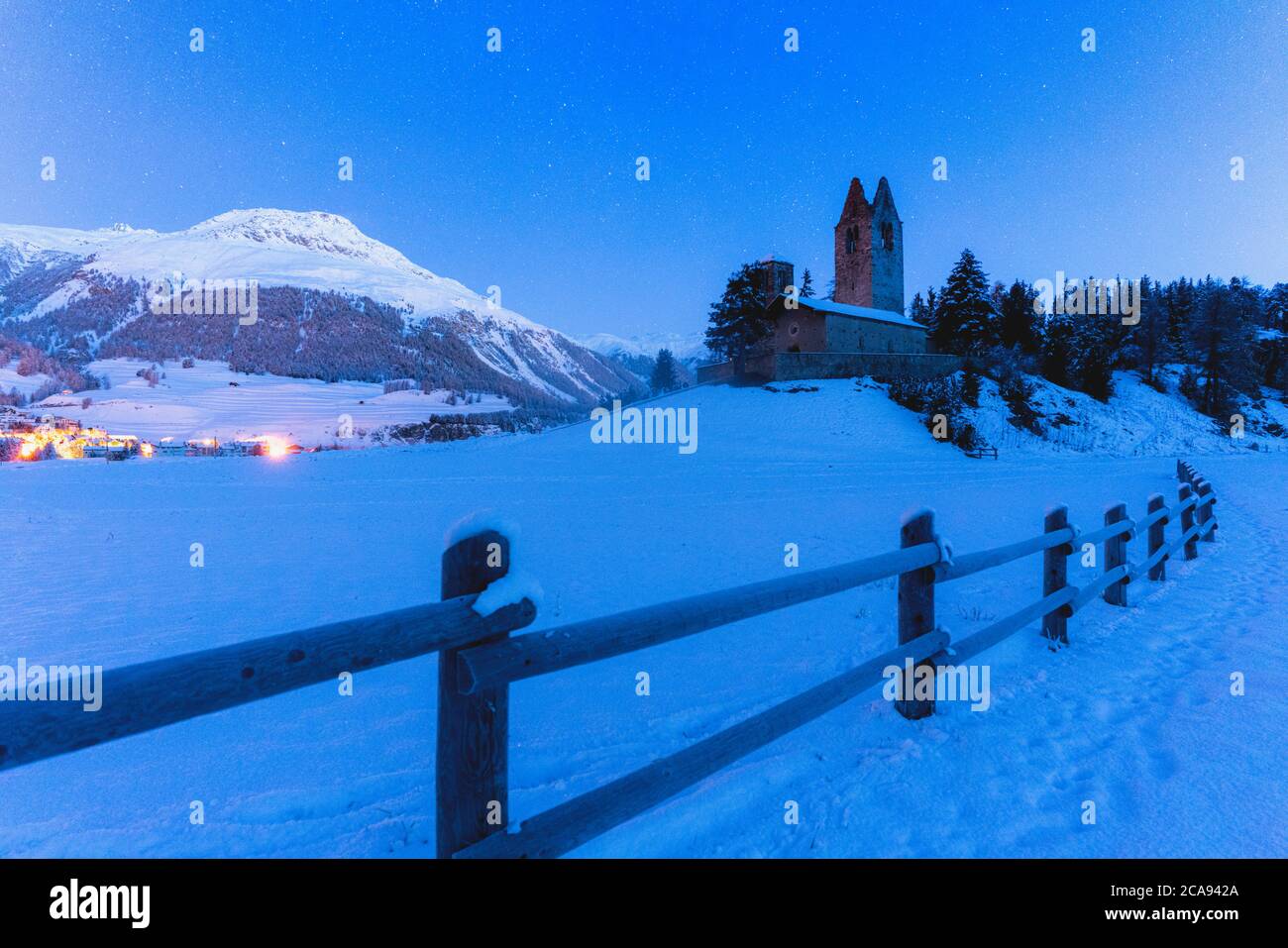 Kirche San Gian mit den schneebedeckten Gipfeln im Hintergrund, Celerina, St. Moritz, Engadin, Kanton Graubünden, Schweiz, Europa Stockfoto