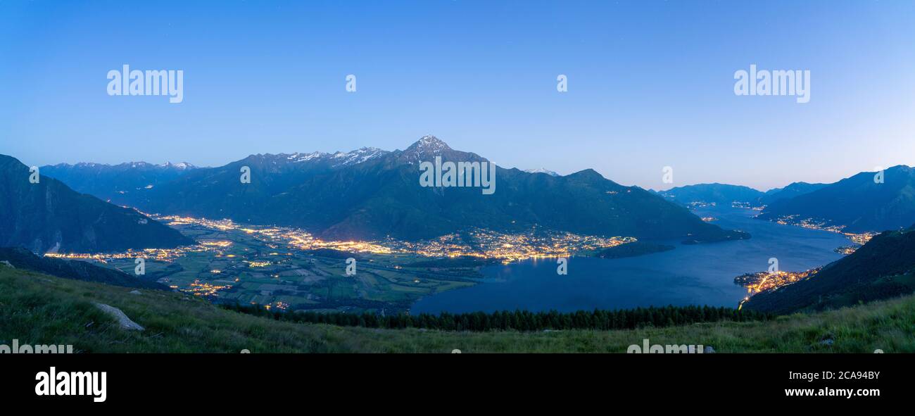 Panorama der Dämmerung über dem Comer See, Alto Lario und unteren Valtellina, Lombardei, italienischen Seen, Italien, Europa Stockfoto