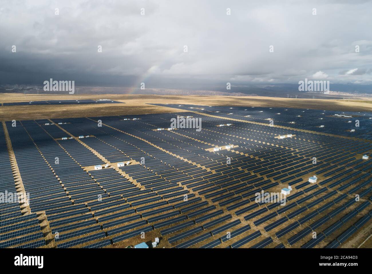 Regenbogen- und Fotovoltaikanlagen des Solarkraftwerks Stockfoto